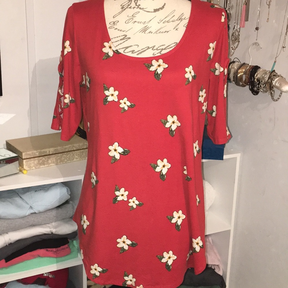 😍Orange floral print top. Size Large